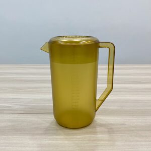 Ca đong nhựa có nắp vàng PC1024G (2400ml chịu nhiệt) chính hãng SQC