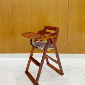 Ghe tre em AR 352A 2