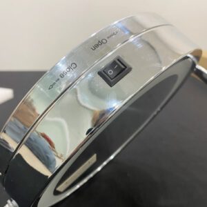 Guong trang diem 8 F1046 8 den led dung pin 4