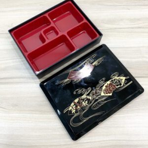 Khay bento DCA9 61 nap hoa tiet 8 scaled