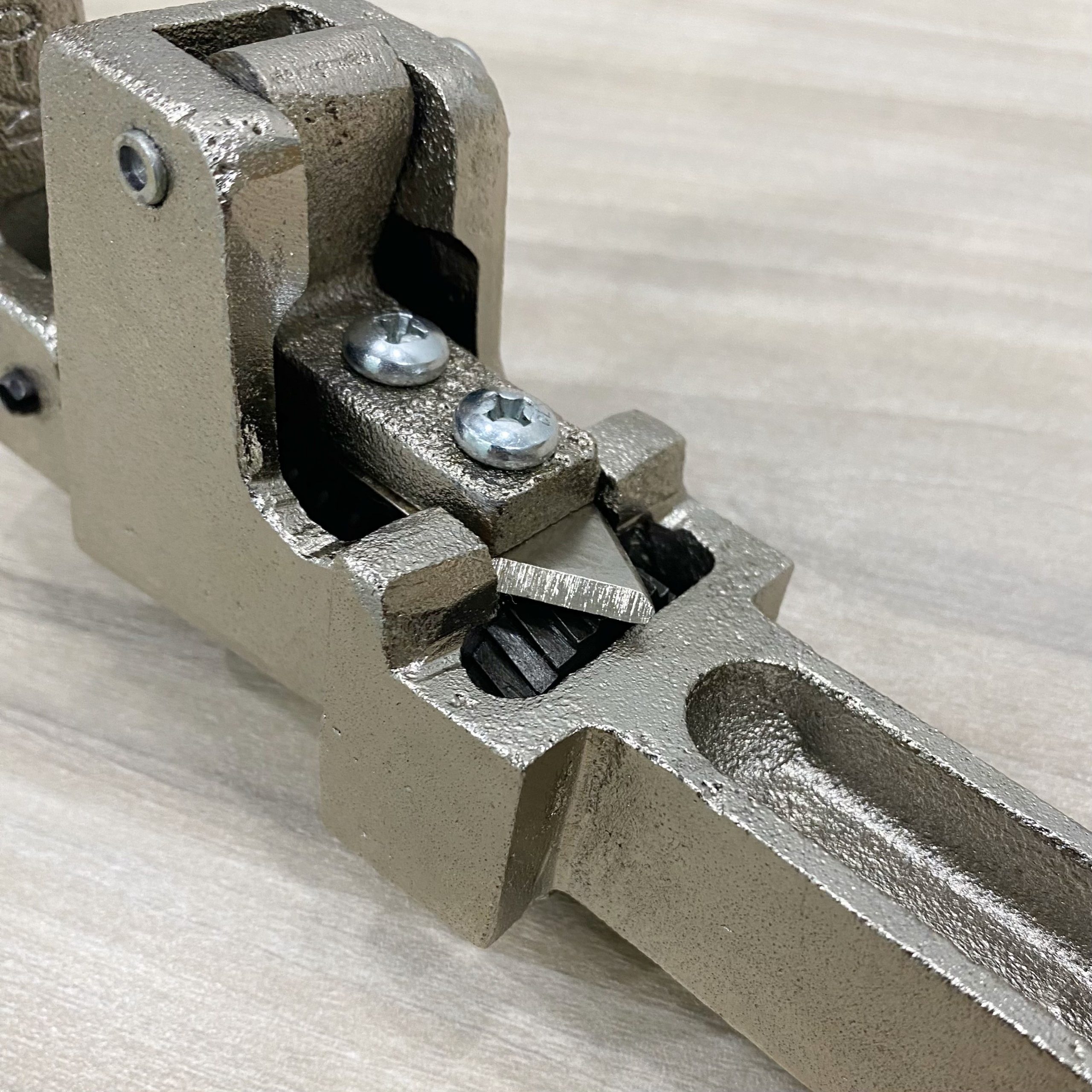 Khui hộp công nghiệp dạng đứng nhỏ SQC-01 8 Khui hop cong nghiep dang dung nho SQC 01 6 scaled