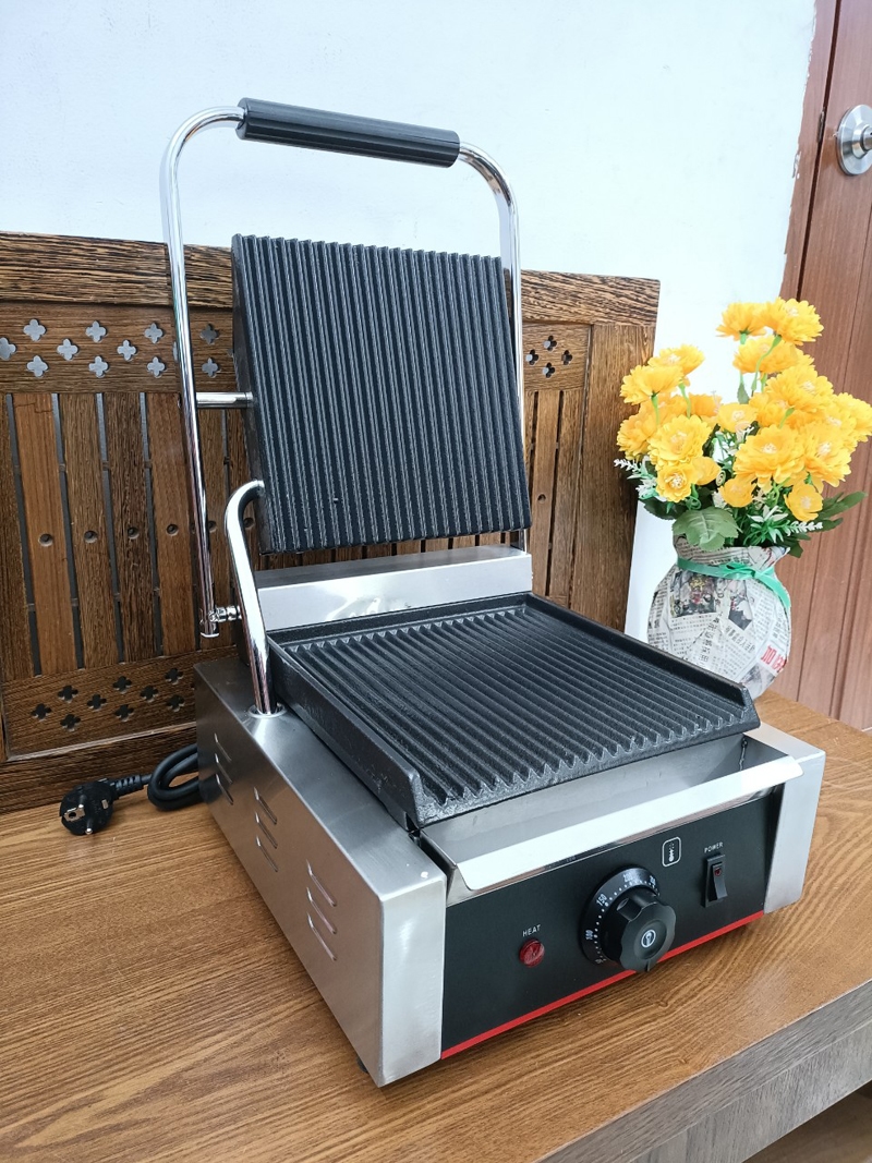 Máy kẹp nướng bánh Panini ECG-811 được thiết kế với kết cấu chắc chắn, đảm bảo độ bền bỉ trong quá trình sử dụng