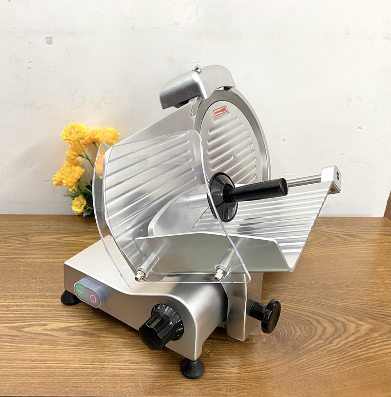 Với kích thước nhỏ gọn, máy dễ dàng di chuyển và lắp đặt trong không gian nhà bếp hay cửa hàng thực phẩm