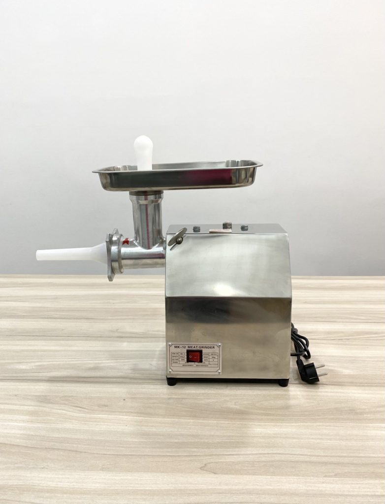 Kích thước và trọng lượng của máy cũng được thiết kế tối ưu, dễ dàng di chuyển và lắp đặt trong không gian bếp