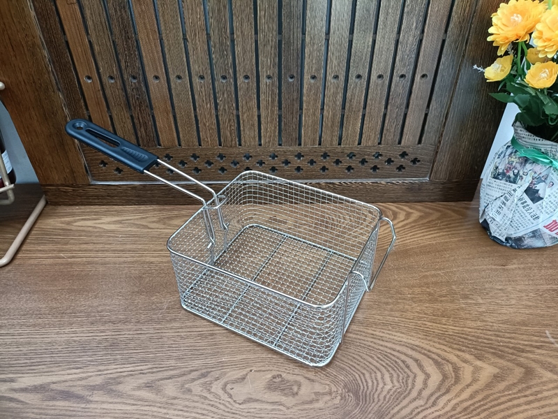 Bề mặt lưới chiên được thiết kế với chất liệu cao cấp, giúp thực phẩm không bị dính vào trong quá trình chiên, dễ dàng vệ sinh sau khi sử dụng