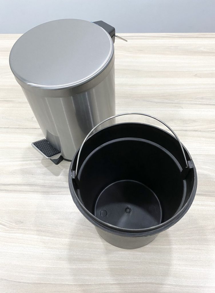 Sản phẩm được thiết kế với cơ chế chân đạp và giảm âm mang lại sự tiện lợi khi sử dụng