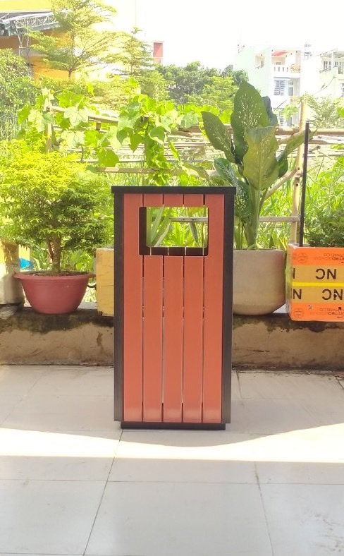 Thùng rác ngoài trời được đặt tại các công viên, trường học giúp giữ gìn vệ sinh môi trường