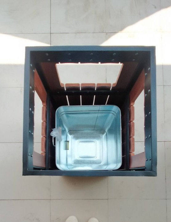 Thùng đựng rác bên trong có dung tích khá lớn