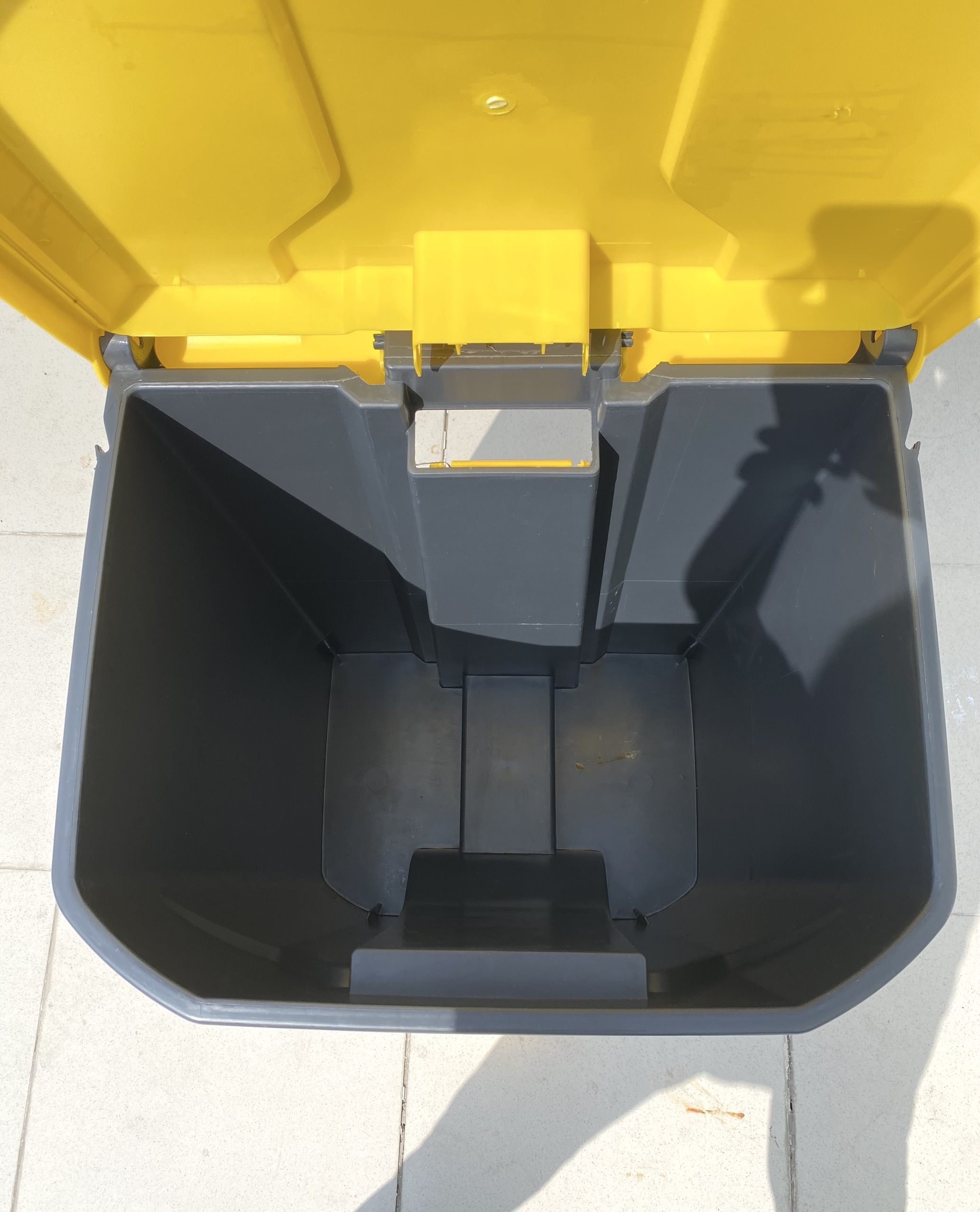 Thung rac nhua B2 010C .6