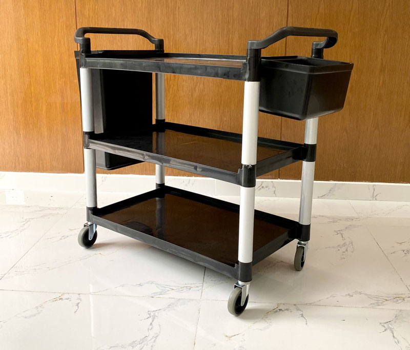 Xe phục vụ 3 tầng đen L-010B-1 (2 xô đen) 4 Xe phục vụ 3 tầng đen L-010B-1 (2 xô đen) có cấu trúc 3 tầng kèm 2 xô đen bên cạnh